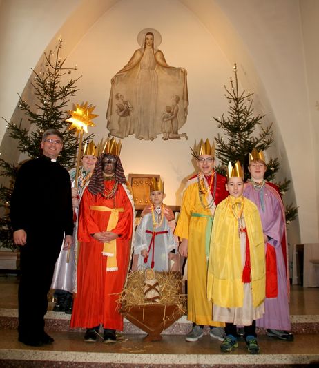 Die Sternsinger am Neujahrstag:  Pfarrer Gerhard Braun, Constantin Köhler, Oskar El-Kurache, Miłosz Kuternowski, Noah Pfannkuche, Filip Kuternowski, Jakob Köhler Foto: Manfred Schaake